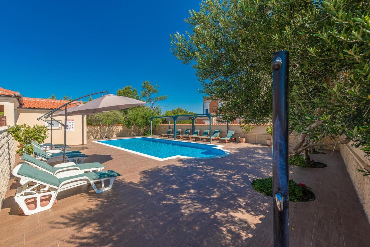 Villa Mare Apartments Vir Exterior photo