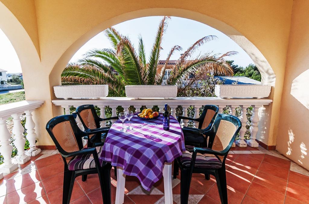 Villa Mare Apartments Vir Exterior photo