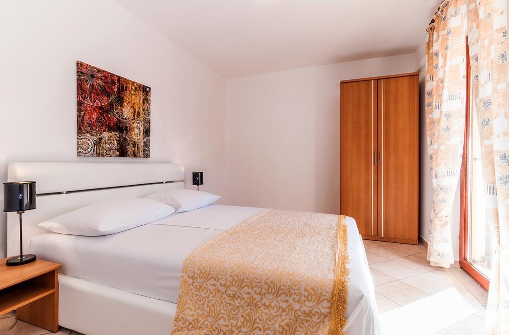 Villa Mare Apartments Vir Exterior photo