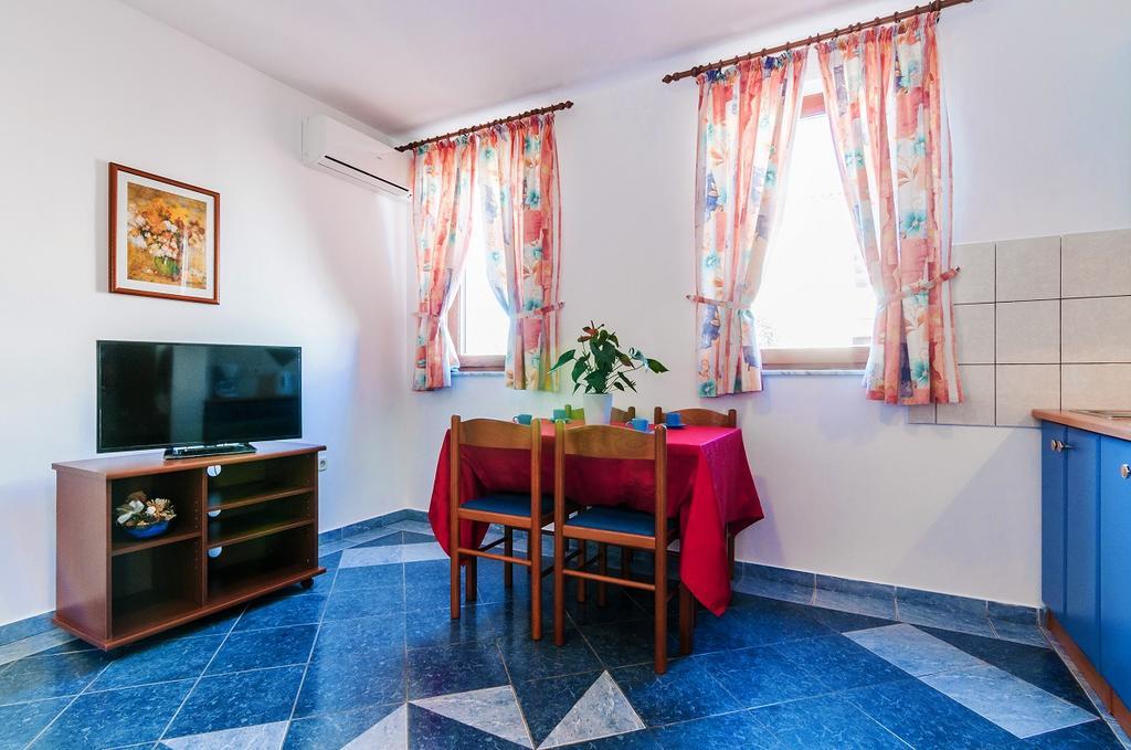 Villa Mare Apartments Vir Exterior photo