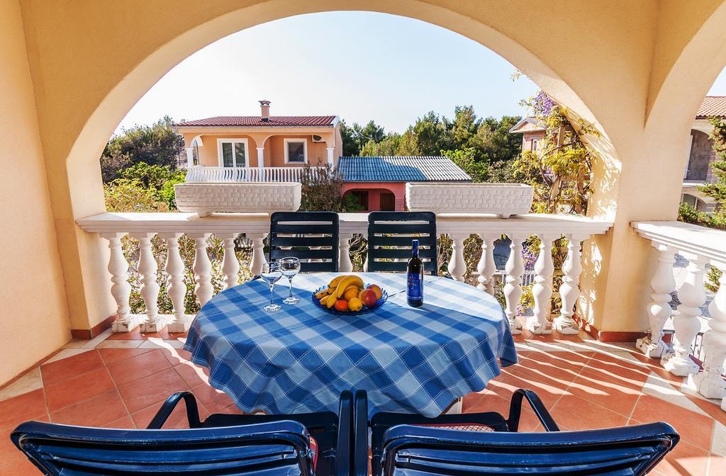 Villa Mare Apartments Vir Exterior photo