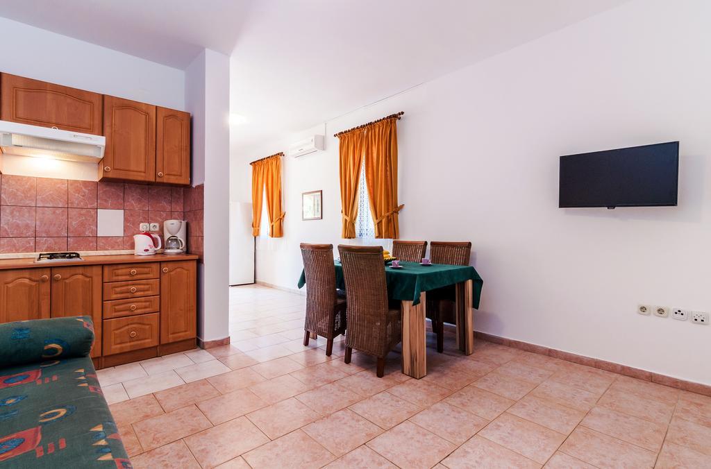 Villa Mare Apartments Vir Exterior photo