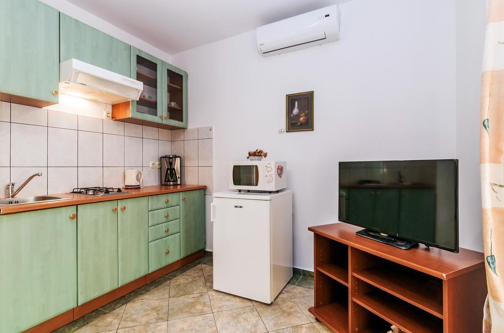 Villa Mare Apartments Vir Exterior photo